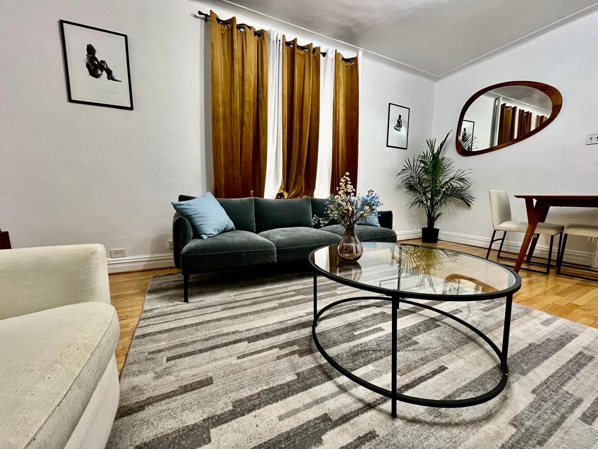 Beauty In The Heart Of The Village Apartment